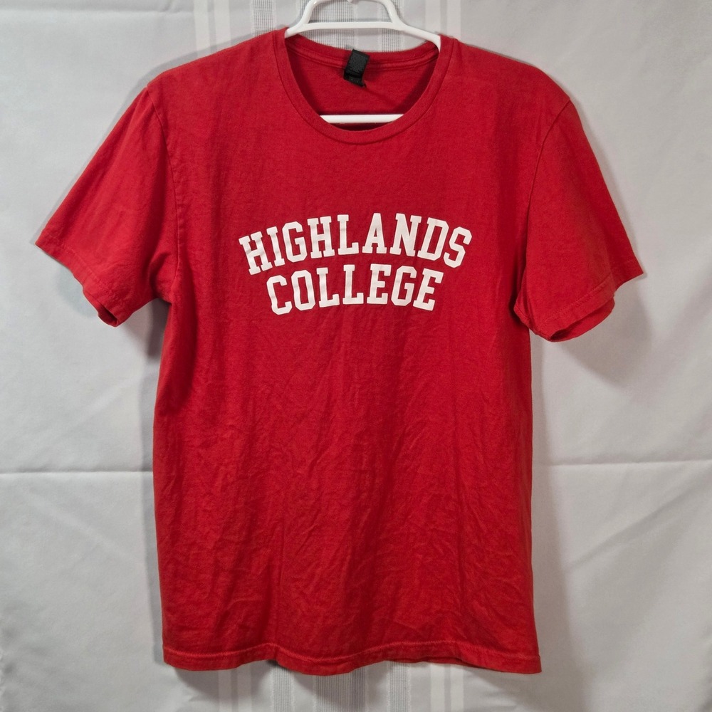 Gildan T-Shirt Mens M Red Highlands College Graphic Softstyle Cotton Tee